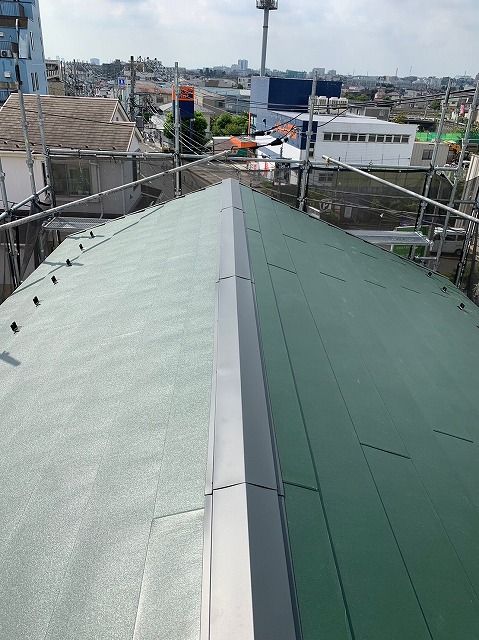 スレート屋根から横暖ルーフを使った屋根カバー工事を行いました！川口市屋根カバー工事　横暖ルーフαｓ　ニチハ　センタールーフ　スレートボロボロ　ガルバリウム鋼板　